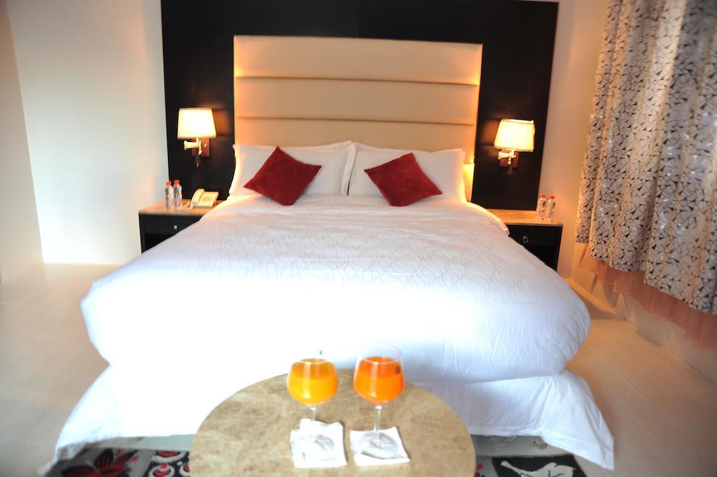 Janadriyah Suites 13 Nadinah Habitación foto